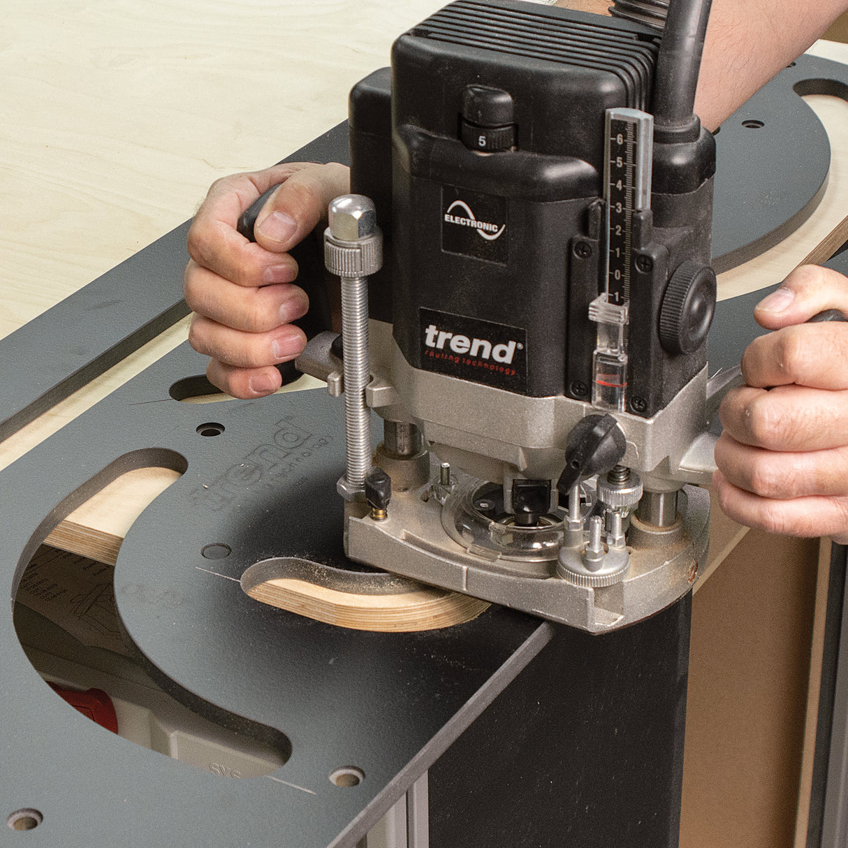 Trend Aperture Worktop Radius Jig for Plunge Routers cutting internal and external radii with precision