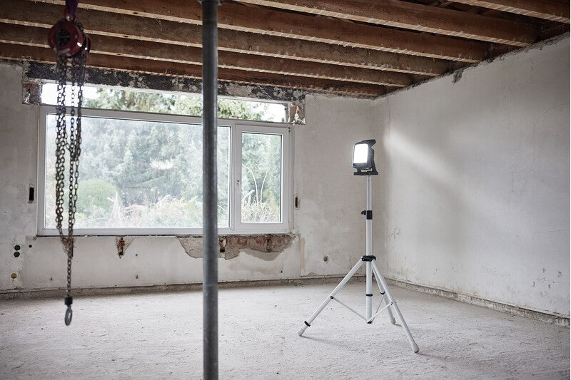 Festool SYSLITE KBS C Cordless Construction Light 5000 Lumens in use, showcasing flexible positioning and swivel housing feature