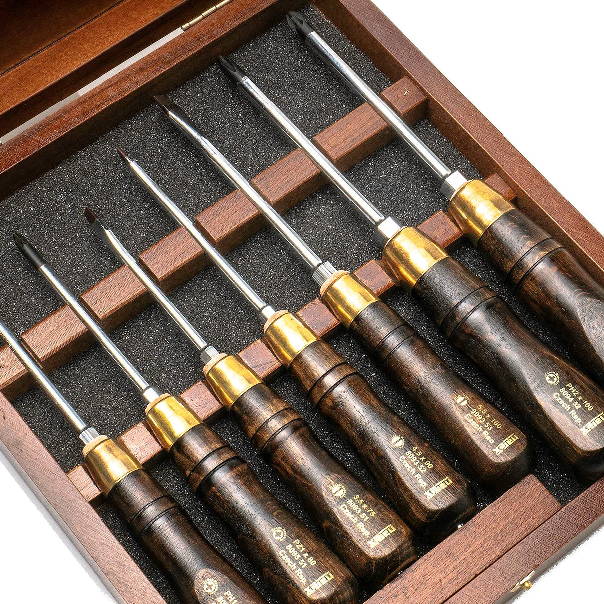 Narex 7-Piece Screwdriver Set in Wooden Case - Slotted, Phillips Head & PoziDriv - Image showing assorted screwdrivers in wooden box