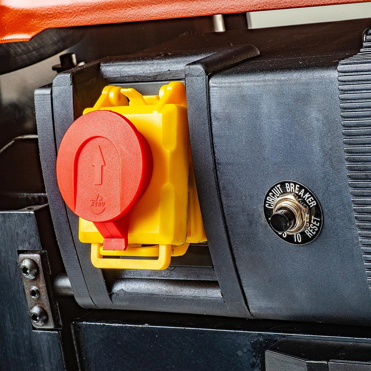 Sherwood 13in Deluxe Benchtop Thicknesser with Helical Cutterhead in action