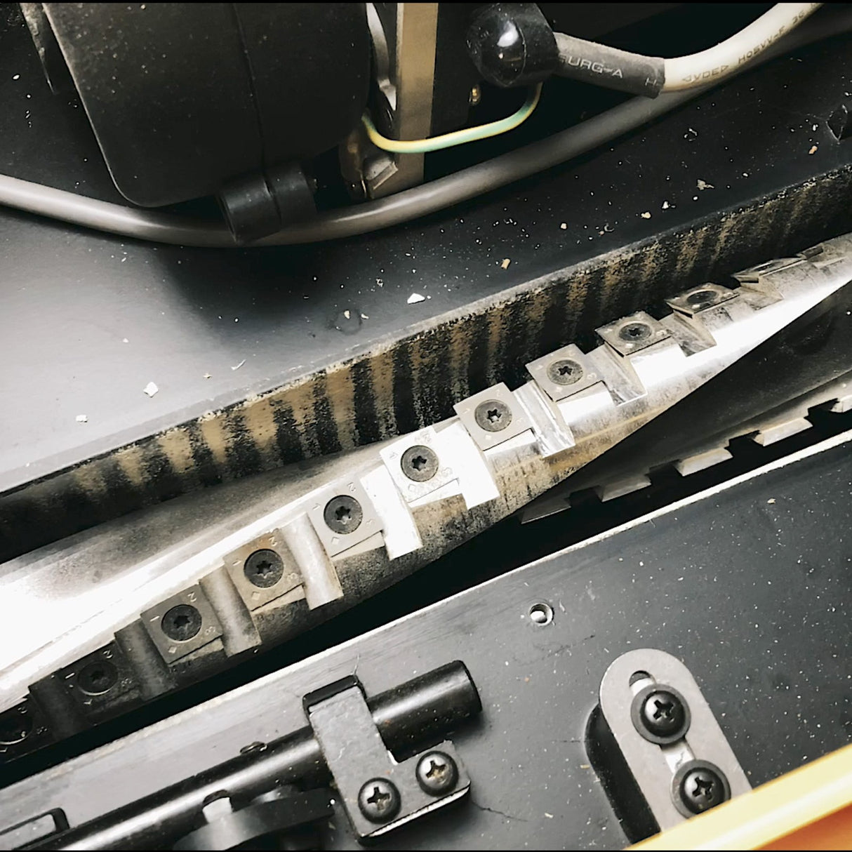 Sherwood Spiral Cutter Head upgrade for DeWalt DW735 Thicknesser - Close-up view of cutterhead blades