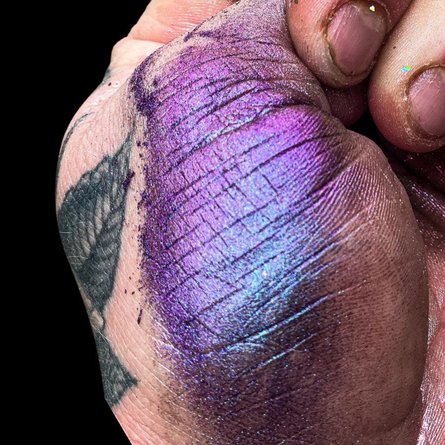 Super Chameleon Mica Pigment in Fuschia Lake/Blue/Purple for Epoxy Resin, high-grade colour-shifting powder on timber edge