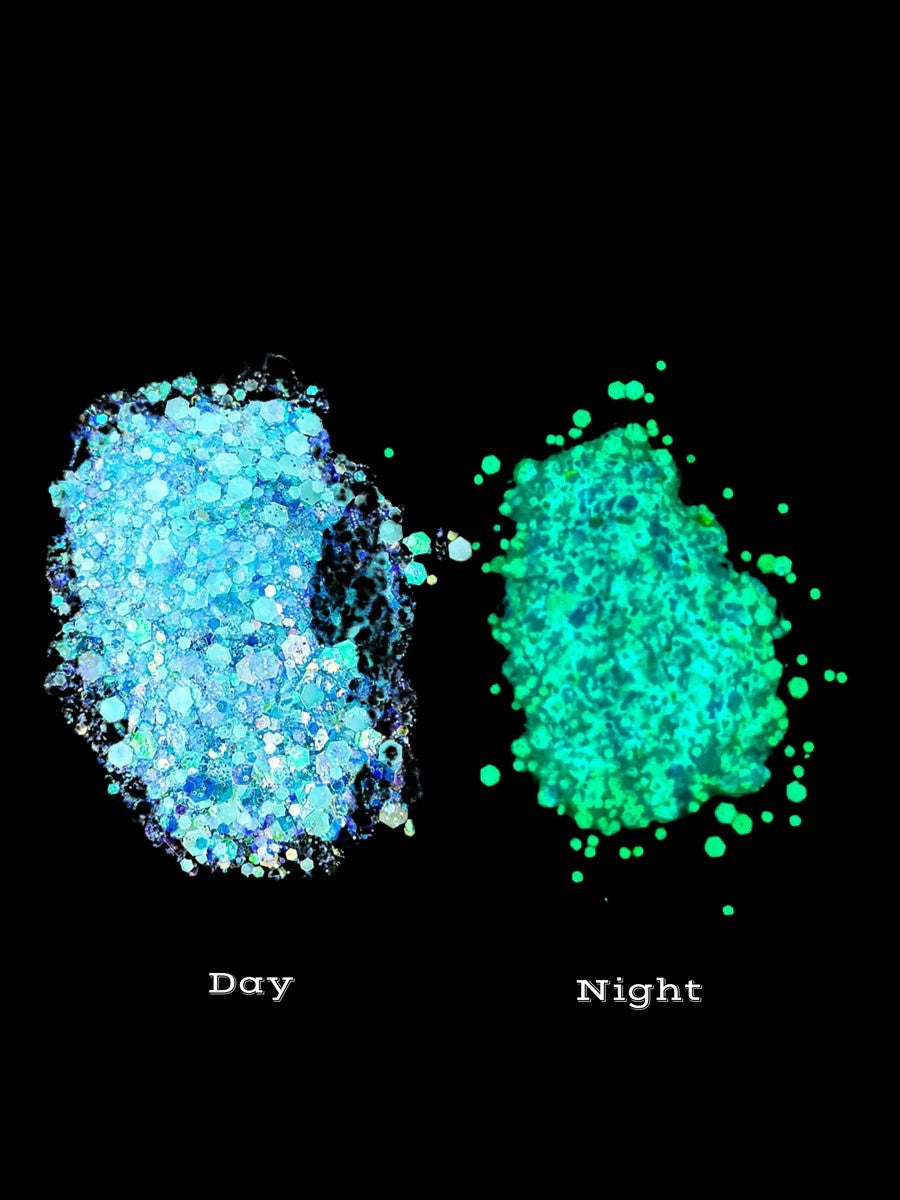 Chunky holographic glitter pigment for epoxy resin in Aqua colour, shimmering in daylight and glowing at night