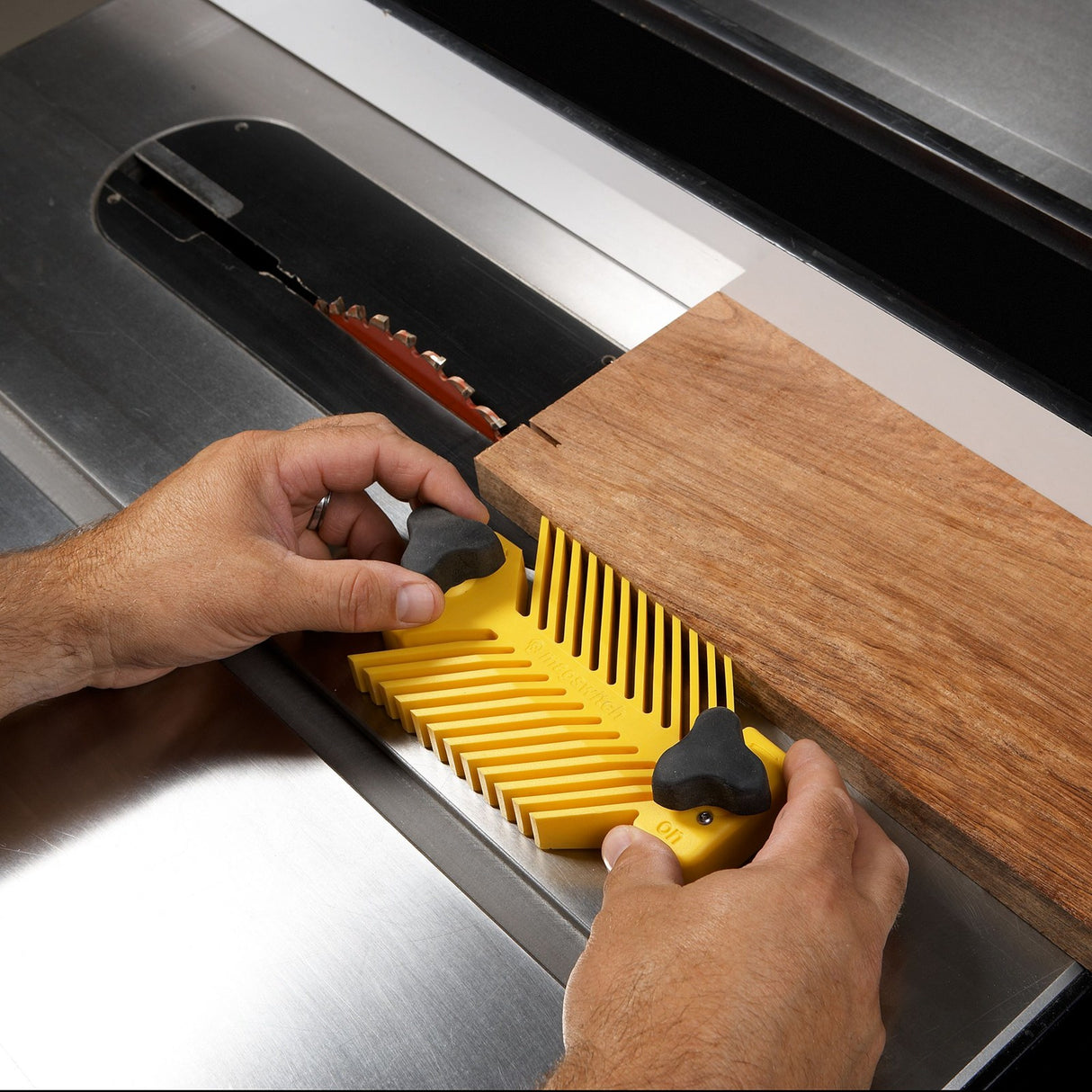 MagSwitch Universal Magnetic Featherboards - Set of 2, dual-sided magnets for improved cutting results on both sides of the blade and fence