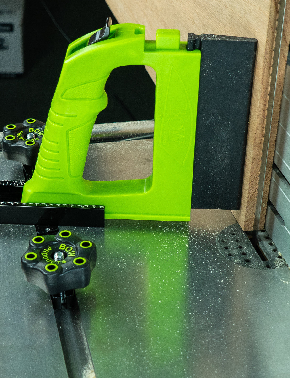 BOW Products Bandsaw GuidePRO Anchor Bar securely fixed in 3/4in mitre slot