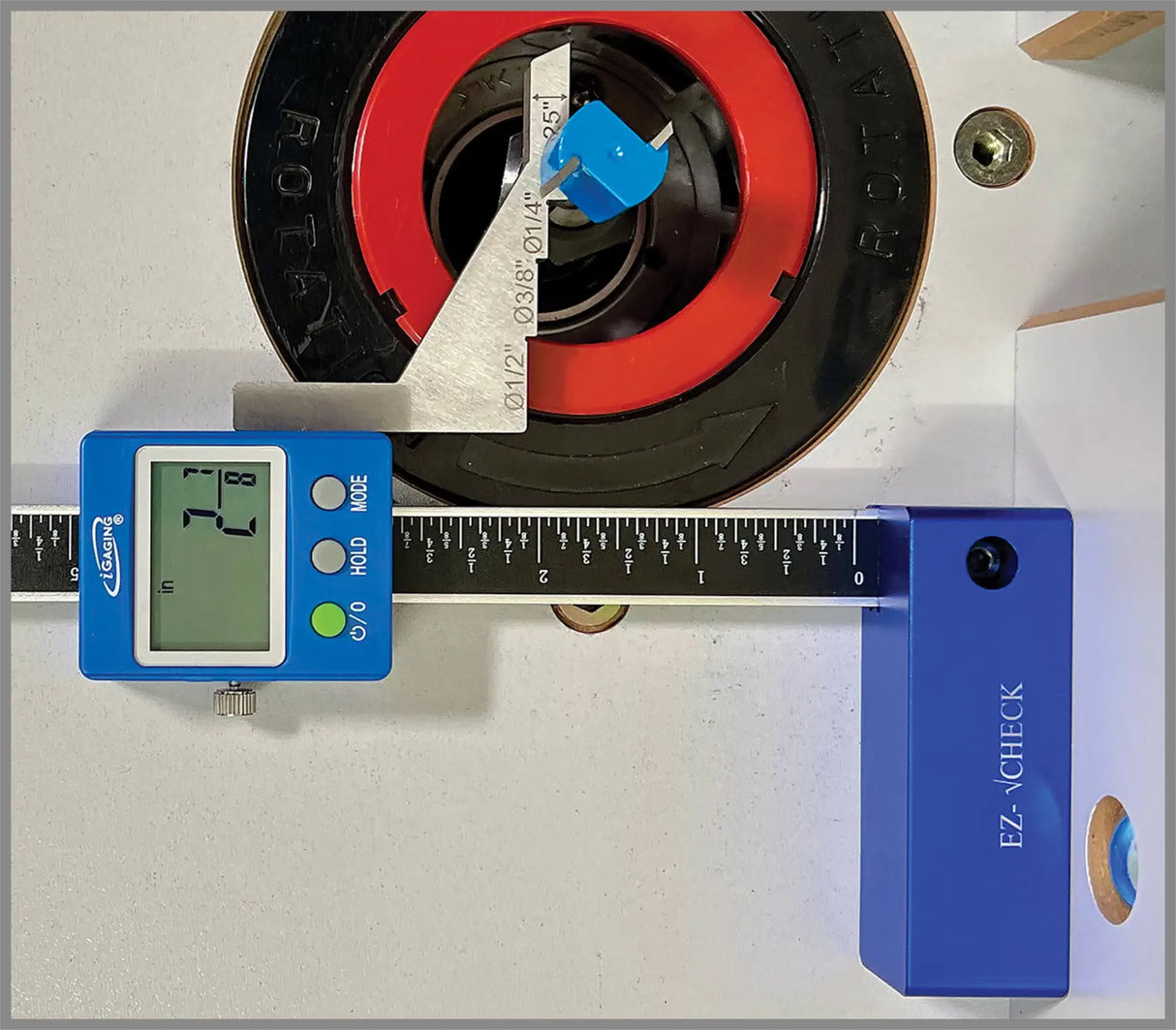 iGaging Digital Height Gauge with Centreline Offsets for Router Bits 127mm Measuring Capacity, angled view showing digital display