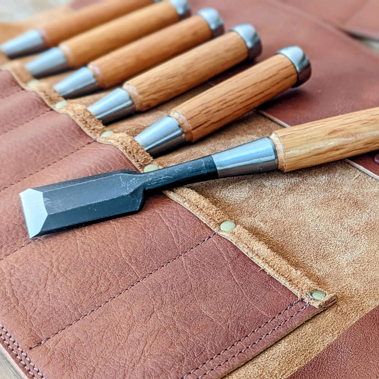 En Mina 12 Pocket Leather Chisel Roll Tan