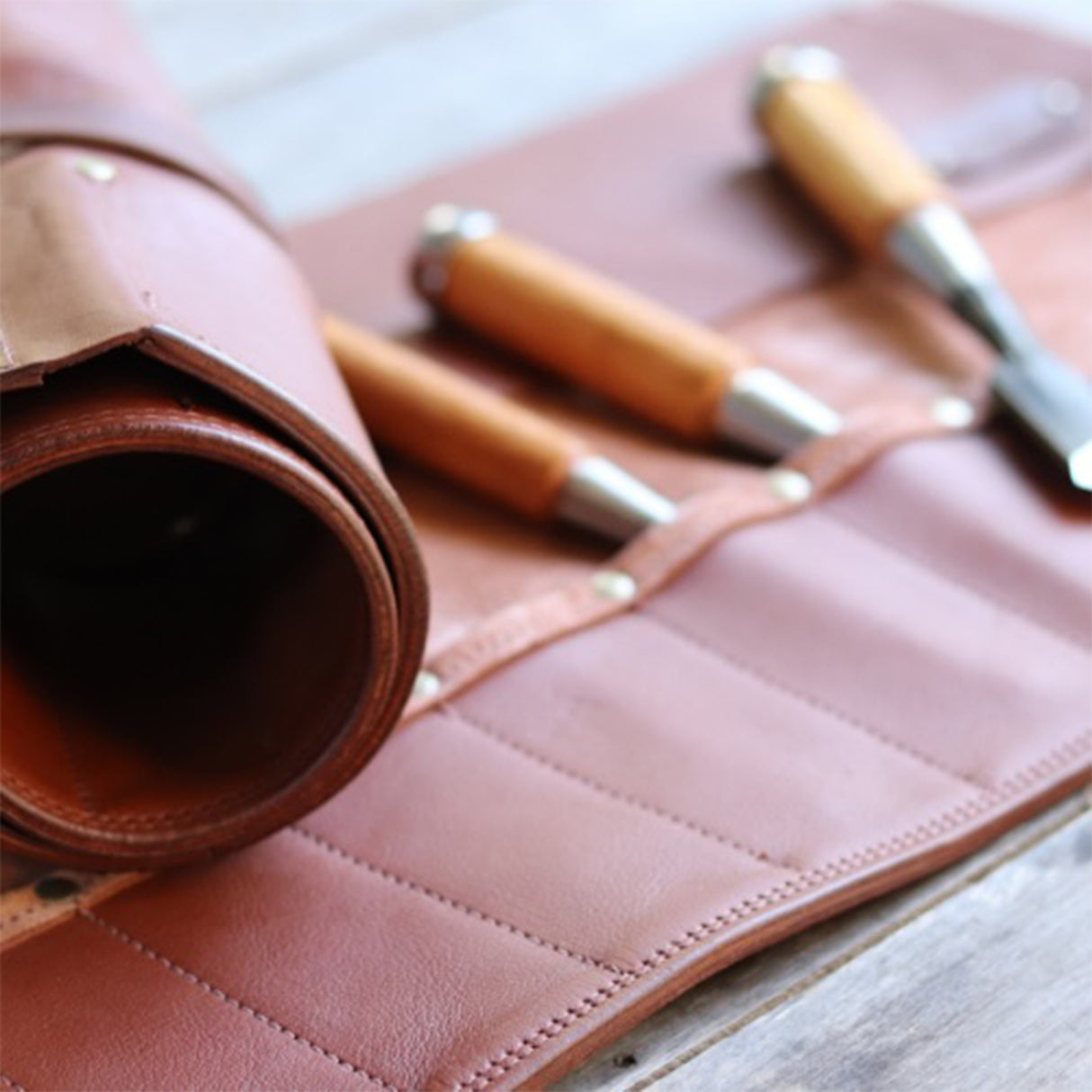 En Mina 12 Pocket Leather Chisel Roll Tan