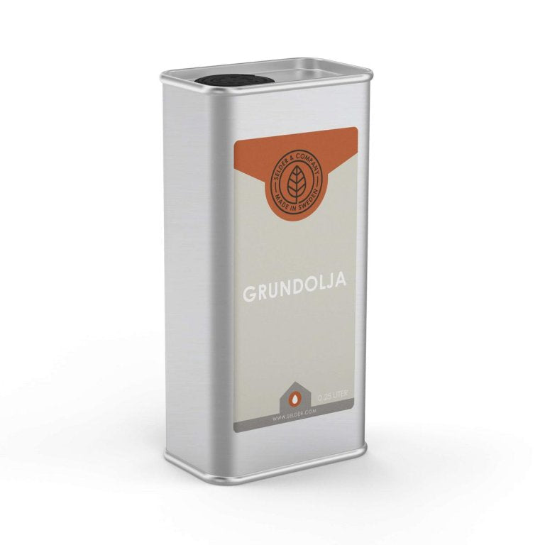 Selder Grundolja Purified Linseed Primer Oil Wood Finish in a clear bottle with wooden background