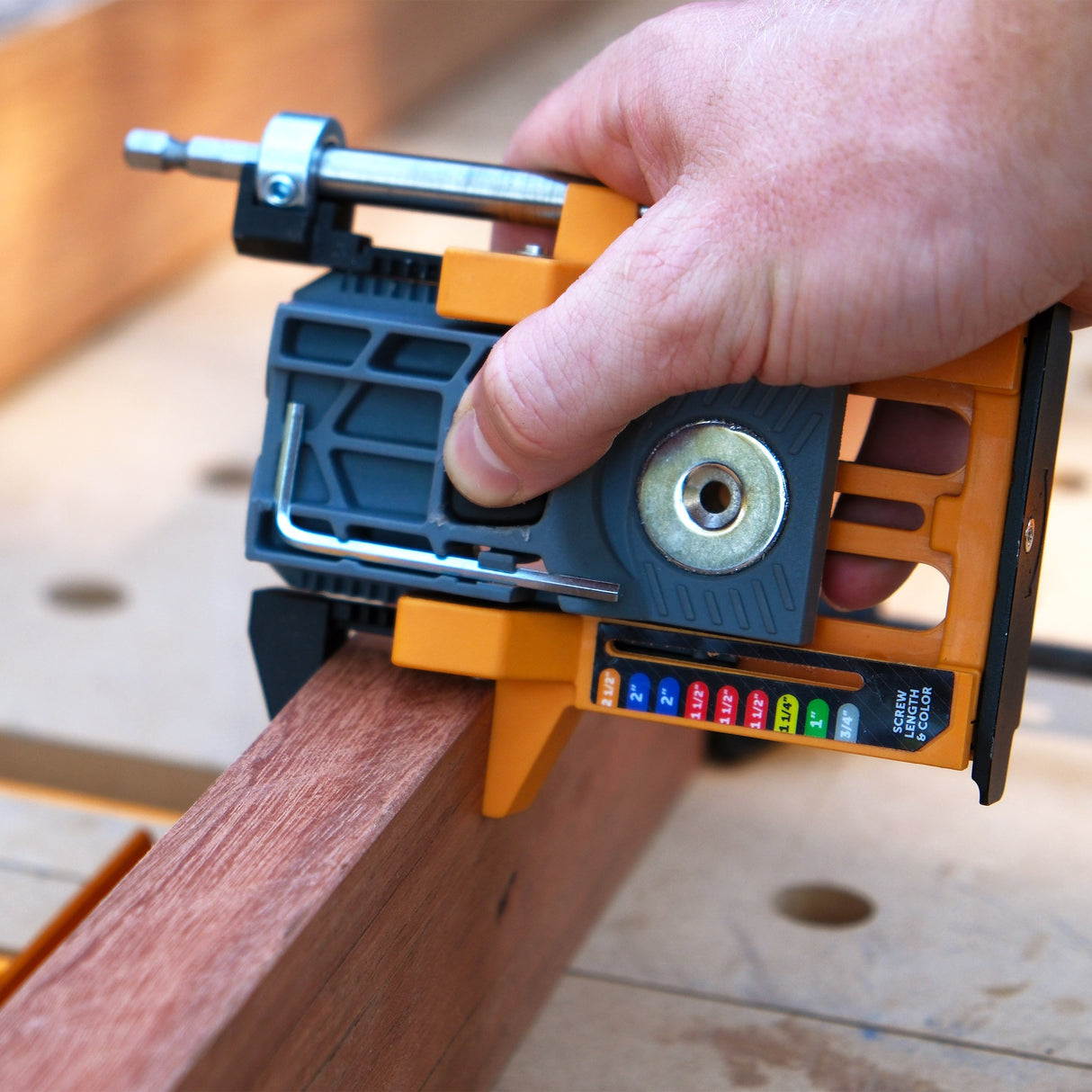 Compact self-adjusting pocket hole jig for precise woodworking joinery