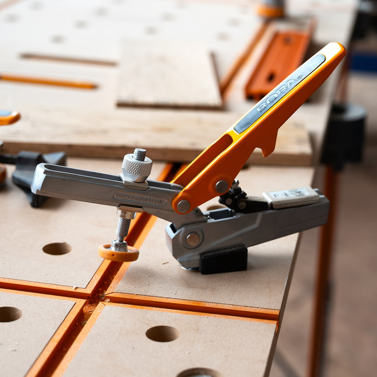 Toggle clamp securely grips 19mm bench dog post for increased clamping pressure. Fast 360° placement around dog hole