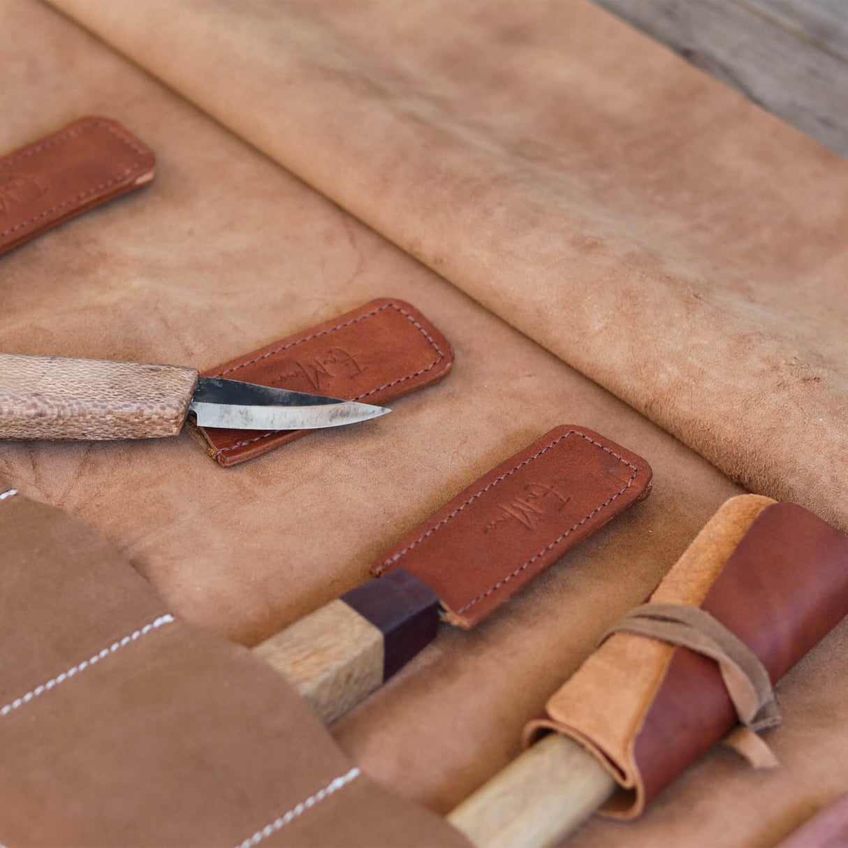 En Mina 7 Pocket Carving Tool Roll Tan Leather